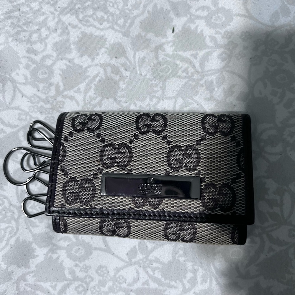 GUCCI six hooks key holder GG canvas